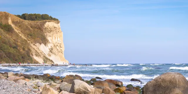 Kreidefelsen auf der Insel Rügen mit Wellen und Menschen davor