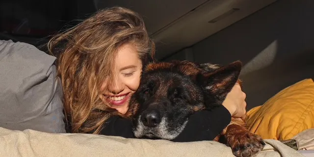 Mädchen mit Hund auf Heckbett im Grad California 600