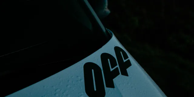 Detailaufnahme des Off Schriftzugs auf einem Camper