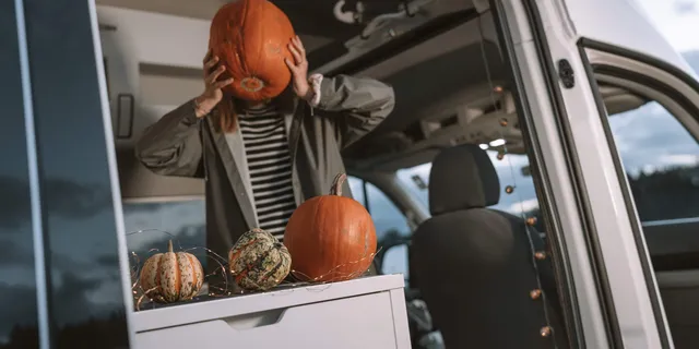 festlich gestalteter Camper zum Thema Herbst