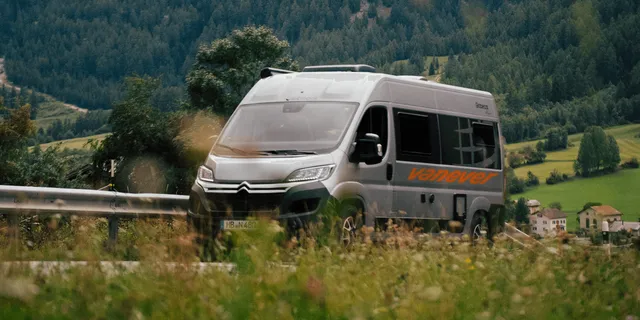 Vanever Kastenwagen in Berglandschaft