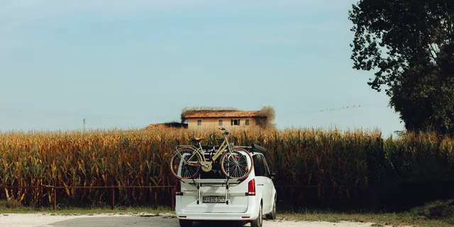 Ein Mercedes Marco Polo Van mit Fahrradträgern steht im Herbst vor einem Feld.