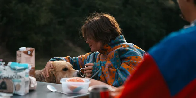 Mädchen mit Hund beim Campen in Albanien