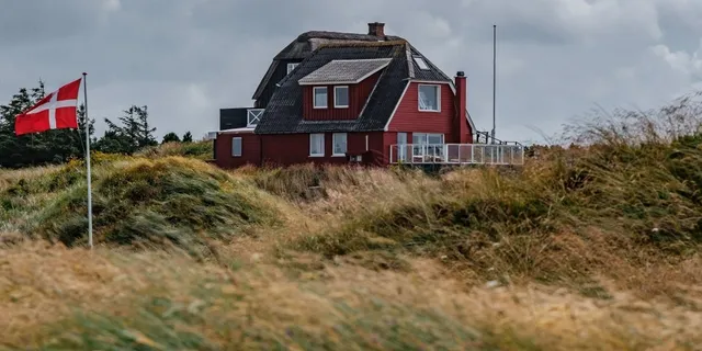 typisches rotes dänisches Haus mit Flagge