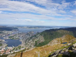 Blick von einer Bergspitze auf einen Fluss und einem Dorf