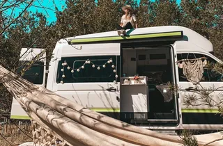 Person sitzt auf VW Grand California