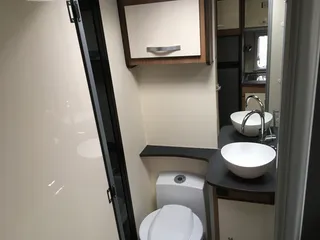 Motorhome with alcove - Bath