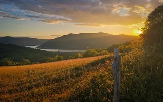 Ein Blick auf das Visegráder Gebirge von einer Anhöhe aus.