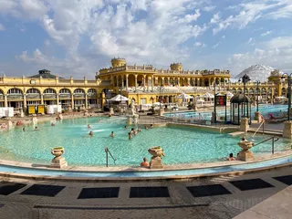 Ein Wasserbecken des Széchenyi-Bades in Budapest, Ungarn.