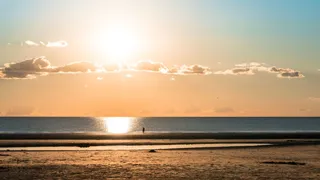 Sonnenuntergang beim Campen in Holland am Meer
