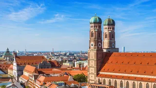 View over the roofs of Munich and the Frauenkirche near Sonnenschein: a trip to Munich is also worth while camping at Riegsee