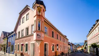 The old town lanes in the artist village Murnau am Staffelsee are a great destination for the Riegsee Camping