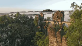 Basteibrücke mit Nebelfeldern im Hintergrund