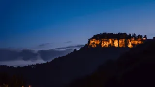 Festung Königstein beleuchtet bei Nacht