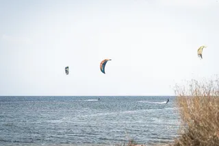 Das Meer und einige Windsurfer in der Ferne.