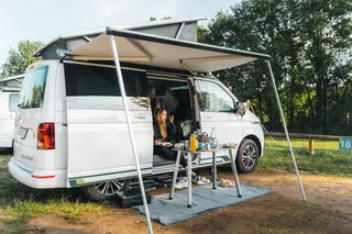 Campervan mit ausgefahrener Markise