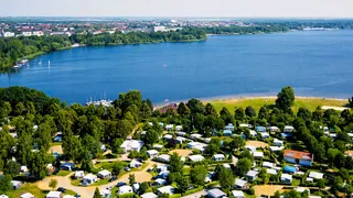 Camping im Lausitzer Seenland: Campingplatz mit kleine Anlegestelle