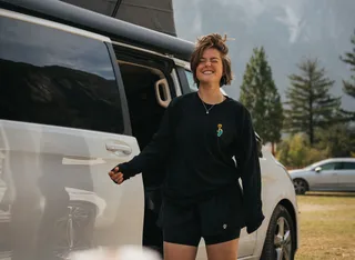 Mädchen und VW T6.1 California Ocean beim Campen in Albanien