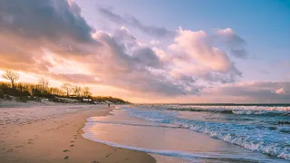 Ostsee bei Sonnenuntergang mit Wellen