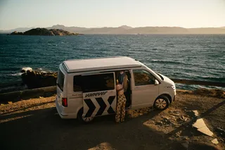 Campervan parkt am Strand vor Meer