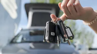 Buy used camping bus: a keychain before a camper in the background