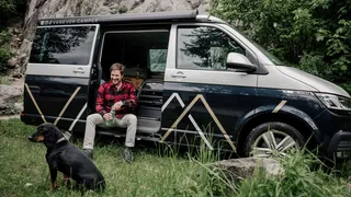 Hund vor einem Vanever Camper